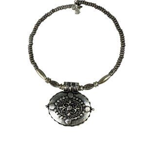 Memory Wire Silver-Tone Choker Length Necklace Ornate Oval Pendant Beaded Accent